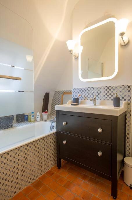 Appartement De Caractere Au Coeur Du Vieux Tours Bagian luar foto